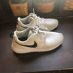 Nike roshe shoes size 8.5 white